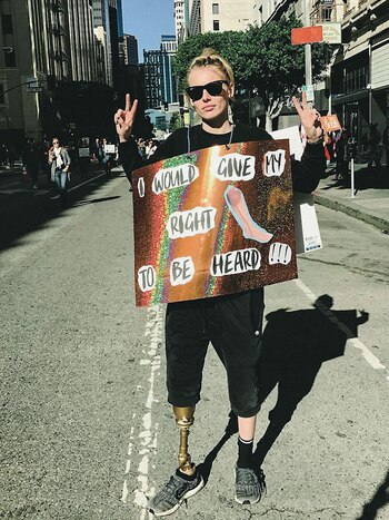 Lauren Wasser va al frente