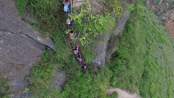 Los niños del pueblo deben