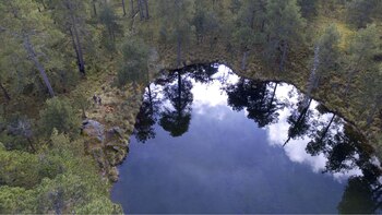 Arqueólogos trabajan en la laguna