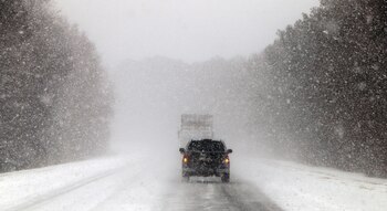 Vehículos avanzan en una carretera