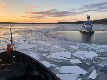 La guardia costera ayuda a