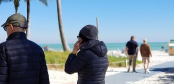 Turistas y residentes con abrigos en la playa, Miami Beach (Infobae)