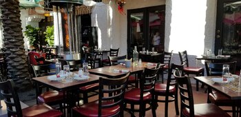 Restaurantes vacíos por el frío, Miami Beach (Infobae)