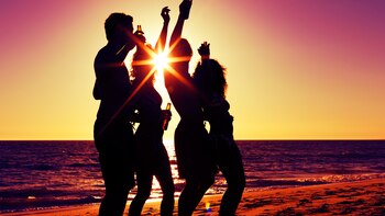 Disfrutar de la playa escuchando