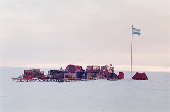 Campamento sobre la llanura polar,