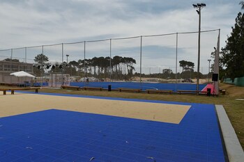 El material recién colocado tendrá,