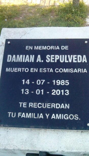 Placa en la comisaría de Madariaga