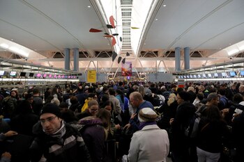 Una multitud de pasajeros esperaba