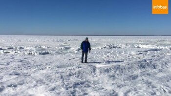 Una persona camina sobre el