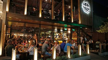 Las cervecerías artesanales se presentan como una de las mejores opciones a la hora de planear algo en la noche marplatense. (Turismo Mar del Plata)