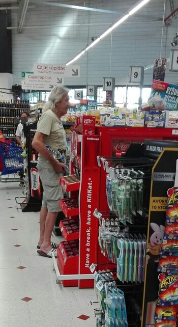 Gatti haciendo las compras. Foto: