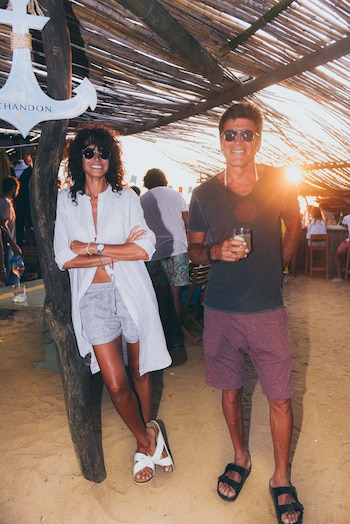 Con looks playeros relajados pero