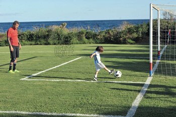 Marcelo mira atentamente a su