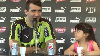 Lucas Pratto junto a su