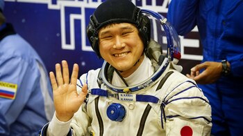 Norishige Kanai saluda antes de