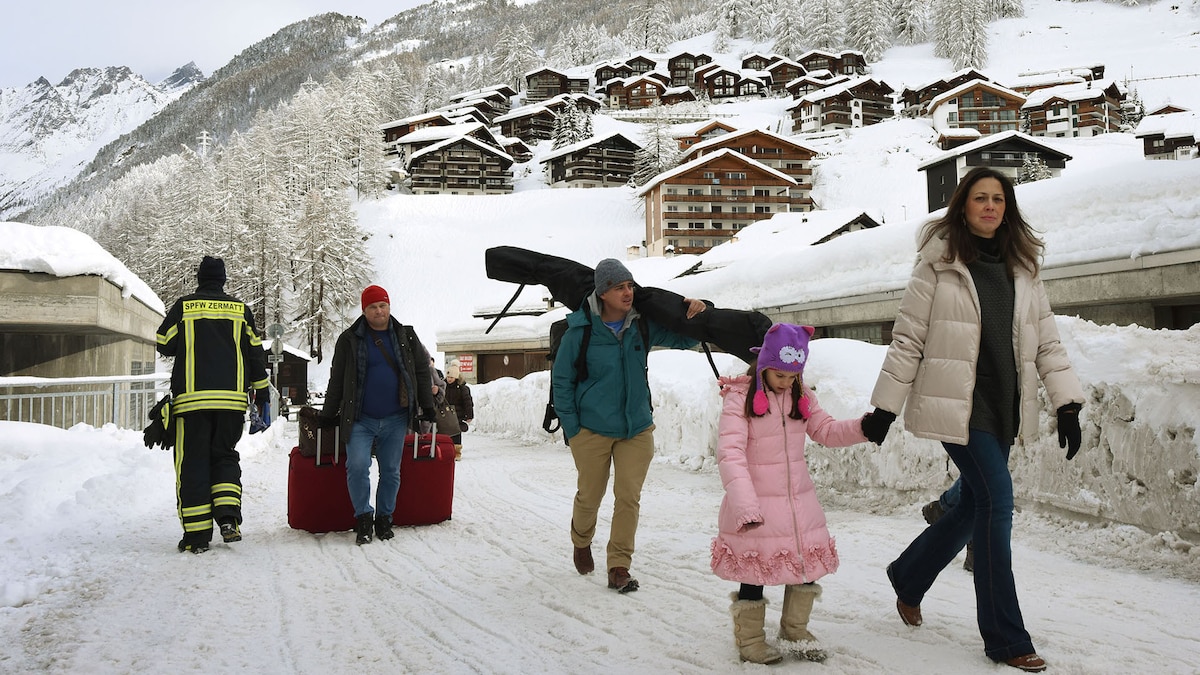 Así quedó el lujoso centro de ski suizo donde miles de turistas quedaron varados por las fuertes nevadas - Infobae