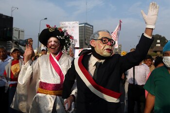 Dos manifestantes se disfrazaron de