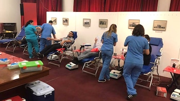 Voluntarios donando sangre en la