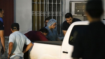 Empleados y policía carga los