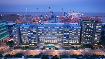 La vista frente al río,