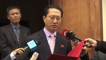 Pak Myong Chol, detrás del