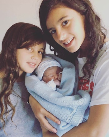 Alma (8 años), Lola (11) y el pequeño Bruno (9 meses) (@mascherano14)