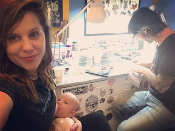 Agustina Kampfer amamanta el pequeño