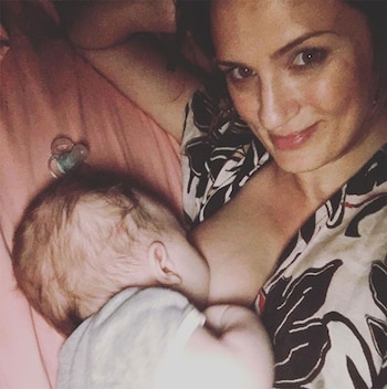 Paula Cháves amamanta a Baltazar