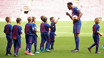 Yerry Mina con los niños de