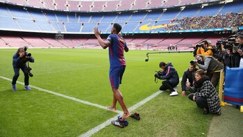 Yerry Mina ingresó descalzo al Camp