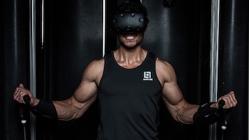 Por medio de la tecnología,