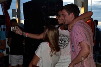 James Jagger con sus seguidoras