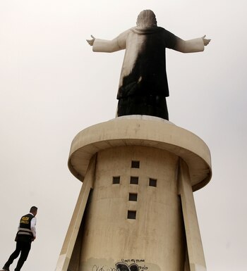 Un policía monta guardia sobre