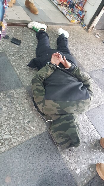 La imagen del delincuente detenido en la puerta de la juguetería