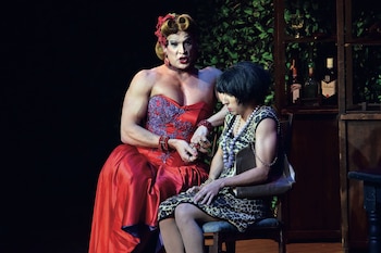 Noya vestido como mujer en