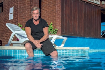 Gustavo Palmer divide su días