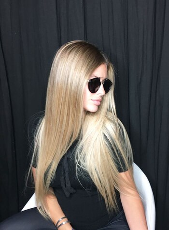 La actriz, más rubia que