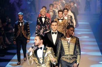 Paulo Dybala desfilando para Dolce