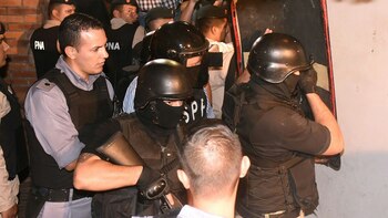 Suárez fue trasladado con casco