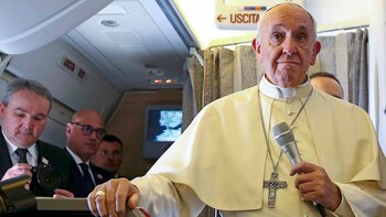 El Papa, durante el vuelo