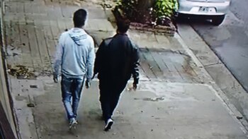 La cámara de seguridad registró a los dos delincuentes