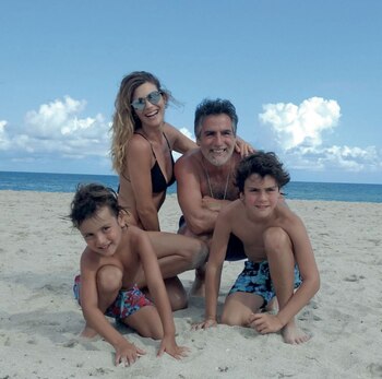 Junto a su familia, su