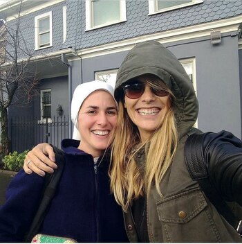 Con su hermana María de