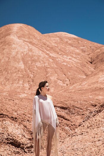 Poncho de gasa con flecos