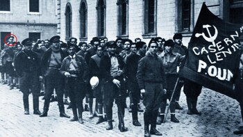 Orwell, al fondo, durante su