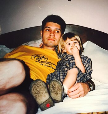 Un joven Tinelli junto a