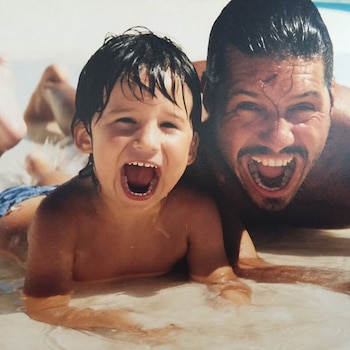 Con un pequeño Francisco jugando