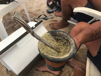 La yerba contra un lado