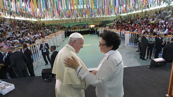Francisco junto a la hermana