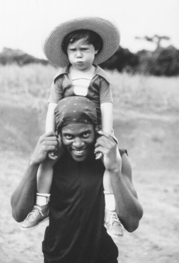 Sebastian McMurry carga a Kimo